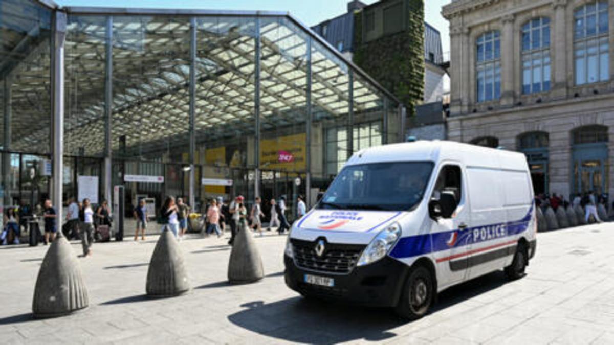 Một xe cảnh sát đỗ ở lối vào nhà ga xe lửa Gare du Nord ở Paris, vào ngày 18 tháng 6 năm 2025, khi Pháp tiến hành chiến dịch kiểm tra biên giới hai ngày ở các nhà ga, tàu hỏa và xe buýt để chống lại