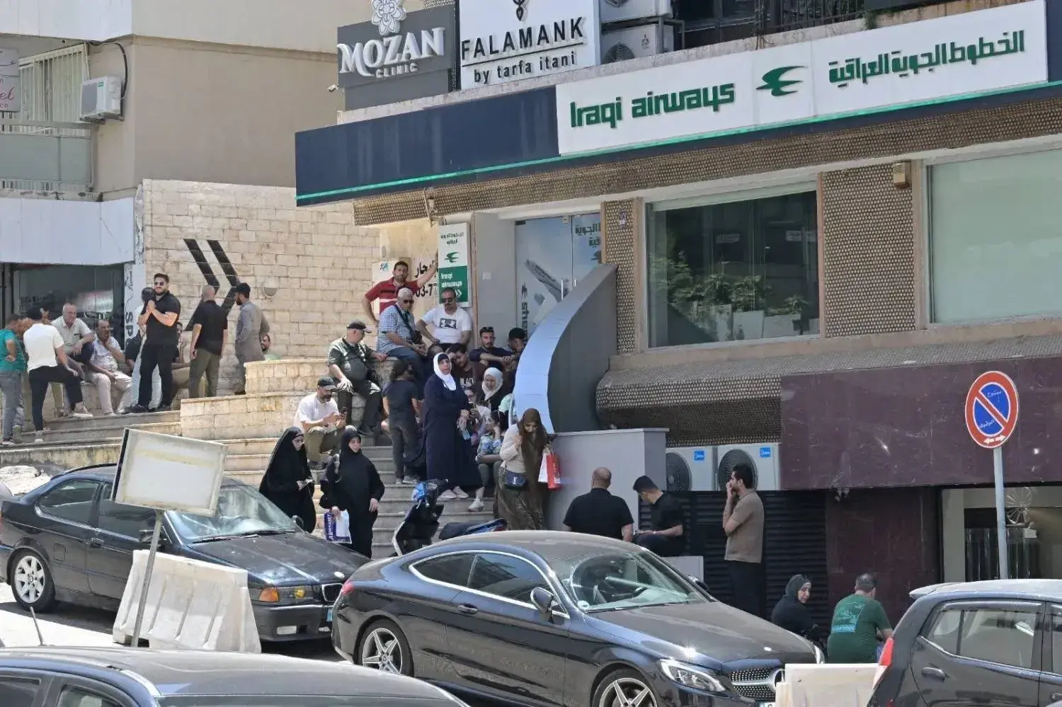 Công dân Iraq chờ đợi bên ngoài văn phòng Hàng không Iraq ở Beirut (Asharq Al-Awsat)