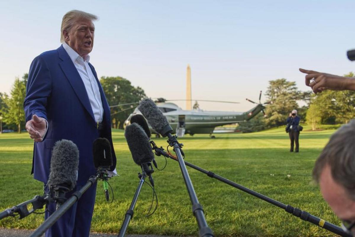 Tổng thống Donald Trump nói chuyện với các phóng viên trước khi lên Marine One trên Bãi cỏ phía Nam của Nhà Trắng, Thứ Ba, ngày 24 tháng 6 năm 2025, tại Washington. (Ảnh AP/Evan Vucci)