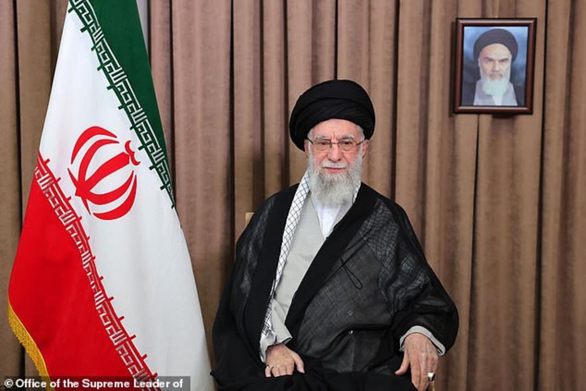 Lãnh tụ tối cao Iran Ali Khamenei phát biểu trước quốc dân trong một chương trình truyền hình nhà nước.