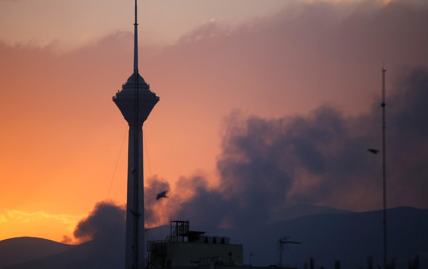 Khói bốc lên từ khu vực lực lượng Israel tấn công tòa nhà truyền hình nhà nước Iran ở Tehran, Iran, vào ngày 16 tháng 6 năm 2025. Đài Phát thanh và Truyền hình Iran cho biết trong một tuyên bố rằng tòa nhà của họ ở thủ đô Tehran đã bị Israel tấn công.