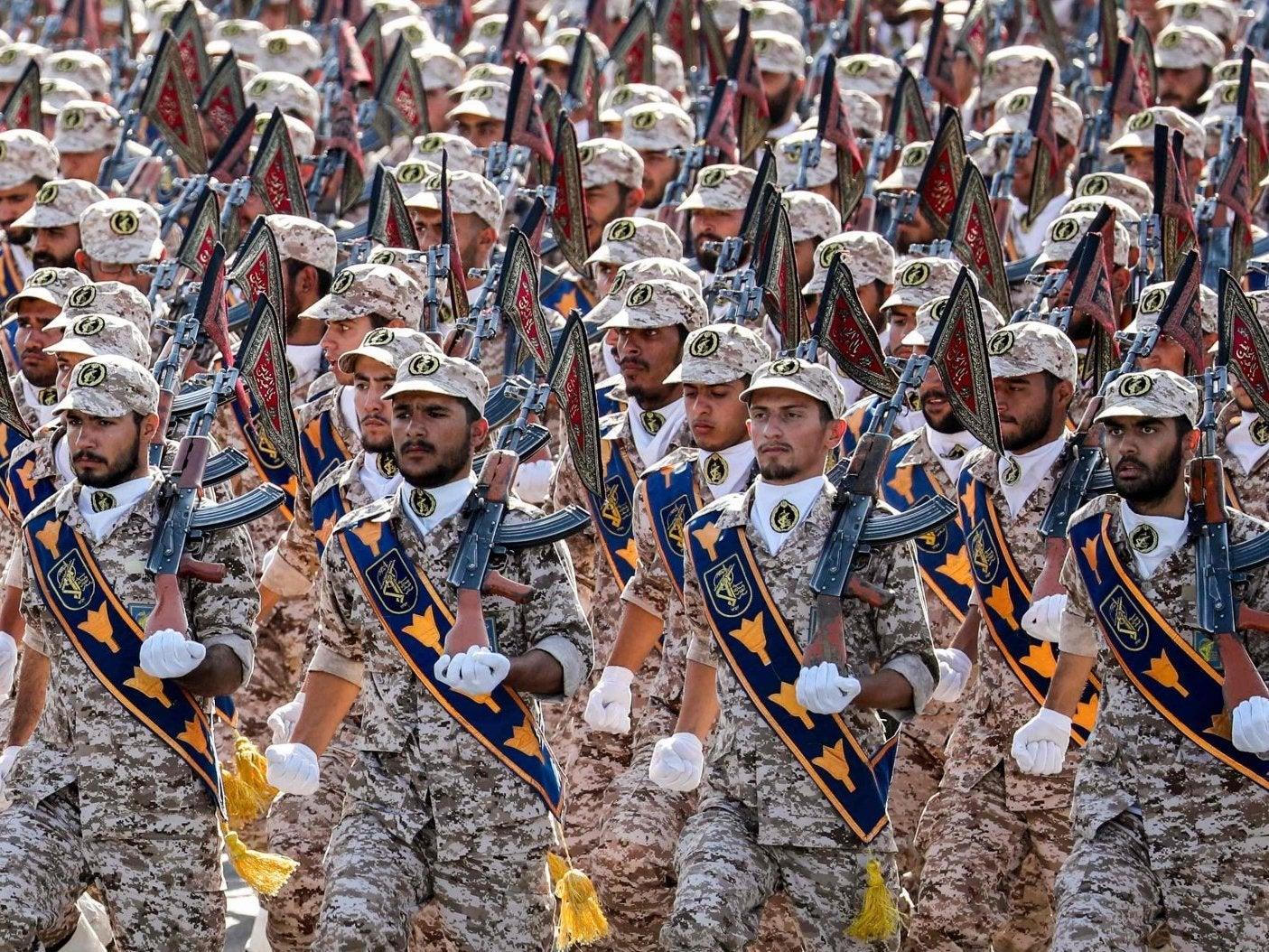 Các thành viên Lực lượng Vệ binh Cách mạng Hồi giáo (IRGC) diễu hành trong cuộc duyệt binh thường niên