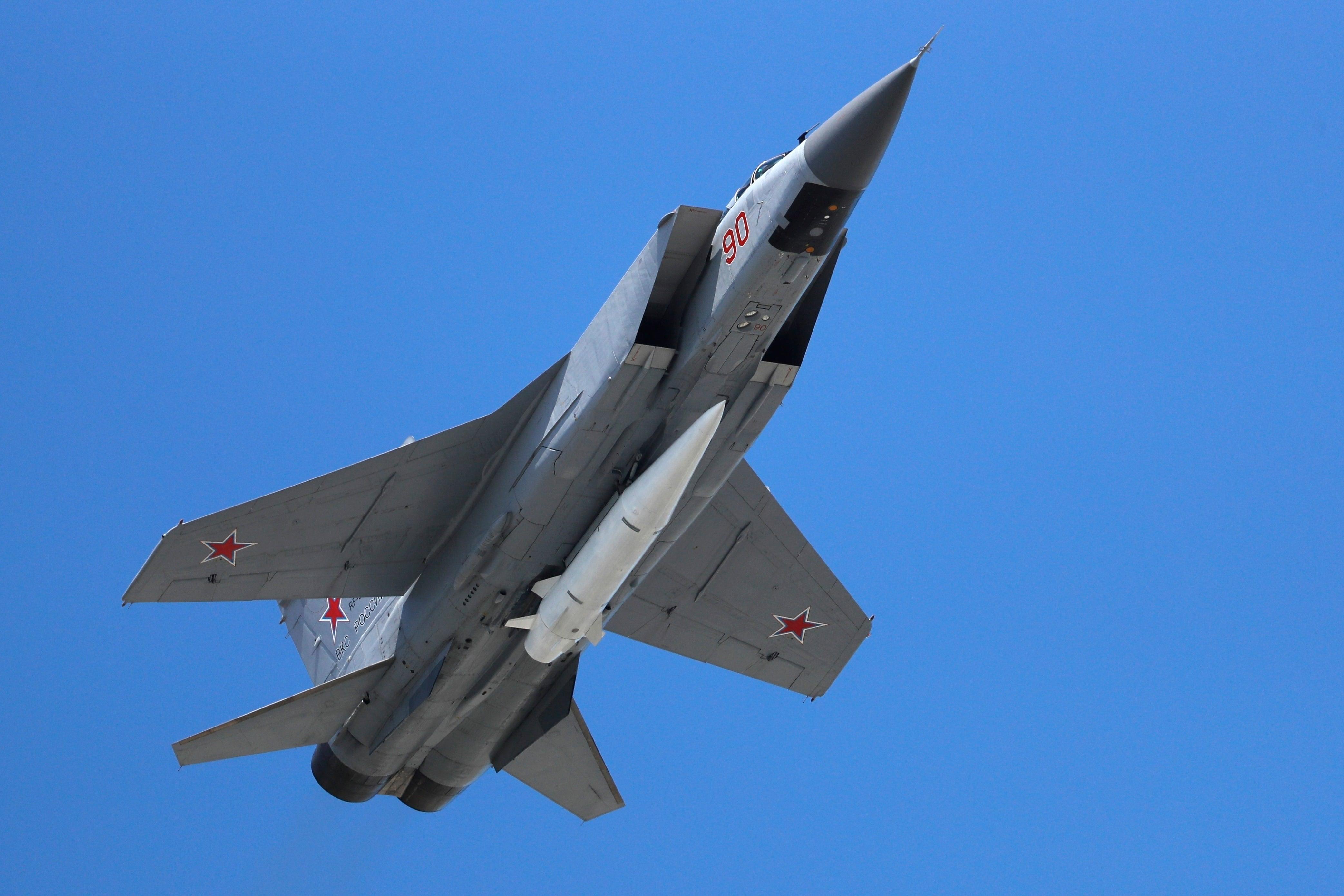 Một máy bay phản lực MiG-31K của Không quân Nga mang theo tên lửa siêu thanh khí động-đạn đạo chính xác cao Kh-47M2 Kinzhal