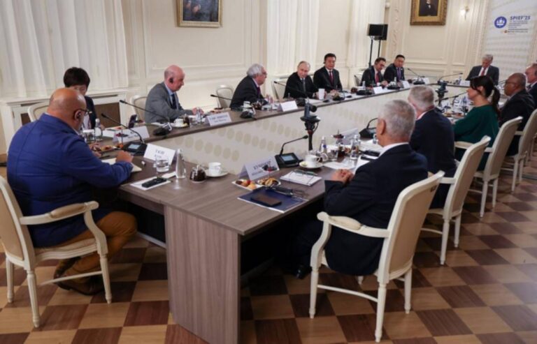 Putin20addressing20news20leaders.jpeg-2