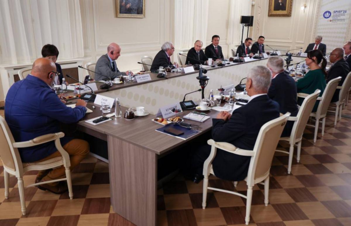 Putin20addressing20news20leaders.jpeg-2