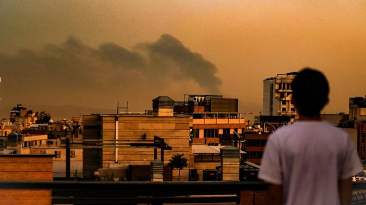 Một khung cảnh chung của Tehran bị bao phủ bởi khói và bụi sau các vụ nổ sau cuộc không kích của Israel, ngày 15 tháng 6 năm 2025 tại Tehran, Iran.