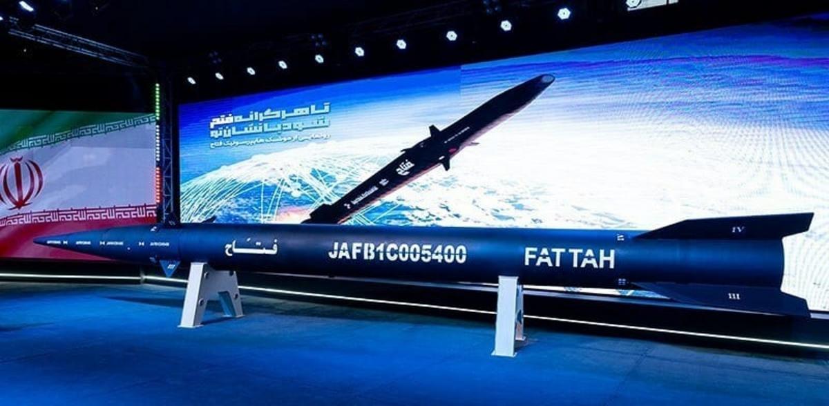 Unveiling_ceremony_of_Fattah_hypersonic_missile__30_i4xfmr.jpg