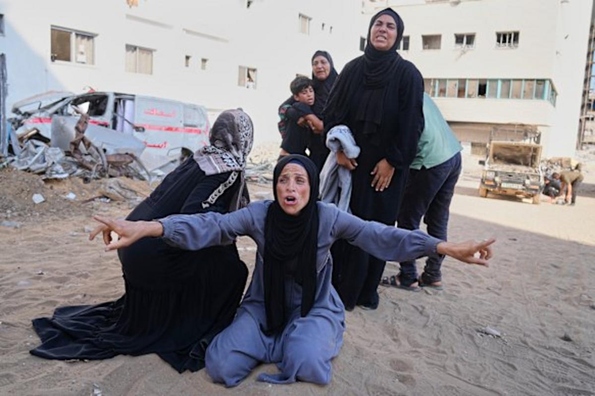 Người Palestine đang thương tiếc người thân đã thiệt mạng khi đang trên đường đến một trung tâm phân phối viện trợ tại Bệnh viện Shifa ở thành phố Gaza hôm thứ Tư.