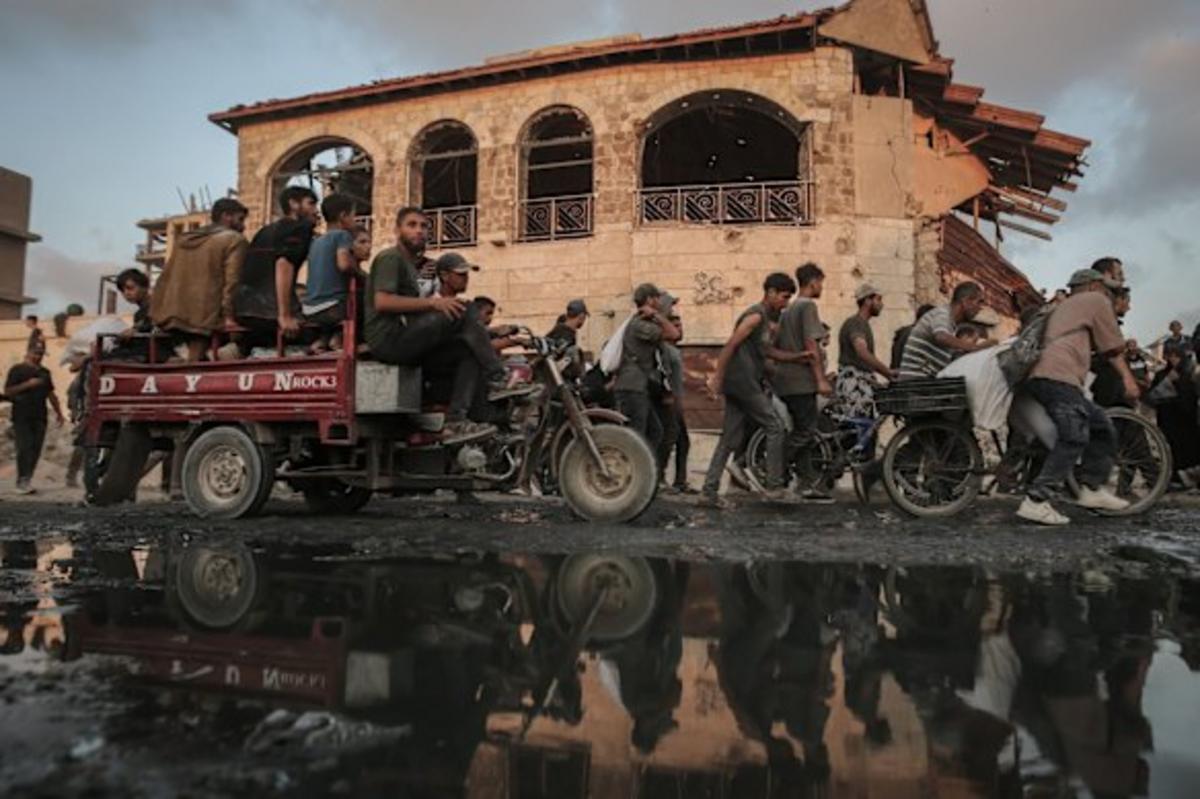 Người Palestine thu thập bột mì từ một điểm phân phối viện trợ ở miền bắc Gaza. Các nhóm nhân đạo cảnh báo về một cuộc khủng hoảng lương thực sắp xảy ra.