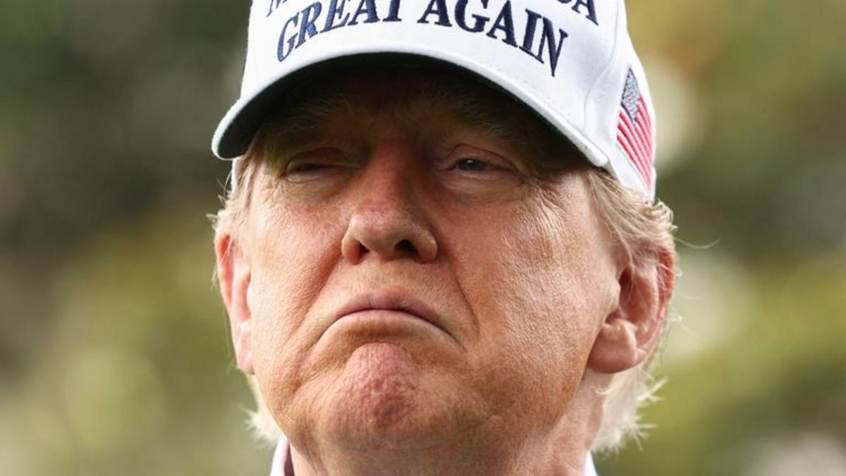 Donald Trump nhìn trong quá trình lắp đặt cột cờ mới trên Bãi cỏ phía Nam tại Nhà Trắng.