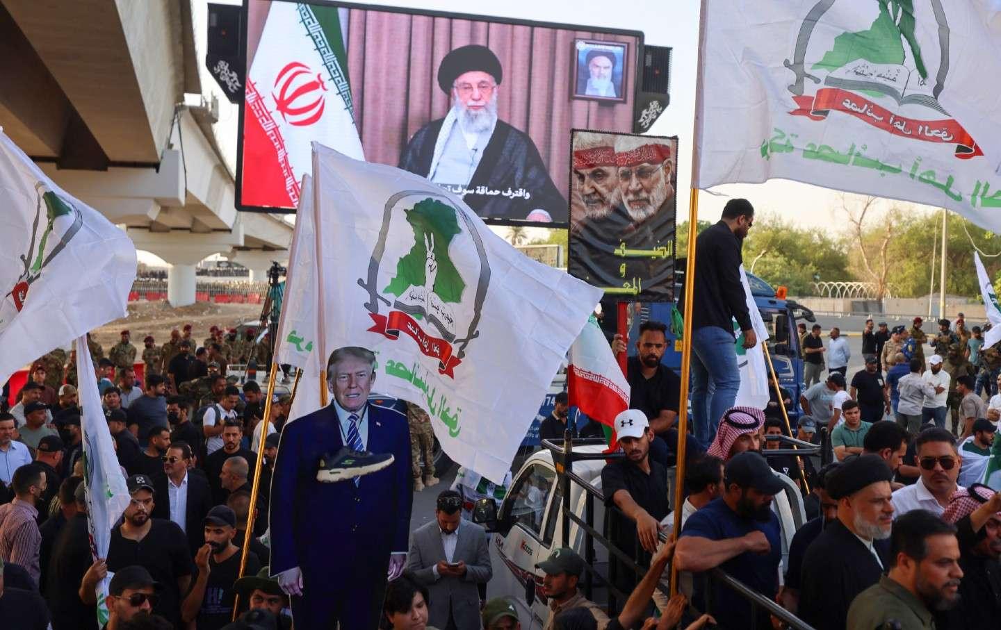 Những người ủng hộ các nhóm thân Iran của Iraq giơ một tấm áp phích cắt hình Tổng thống Mỹ Donald Trump trong một cuộc biểu tình ở Baghdad gần đại sứ quán Mỹ, vào ngày 16 tháng 6 năm 2025.