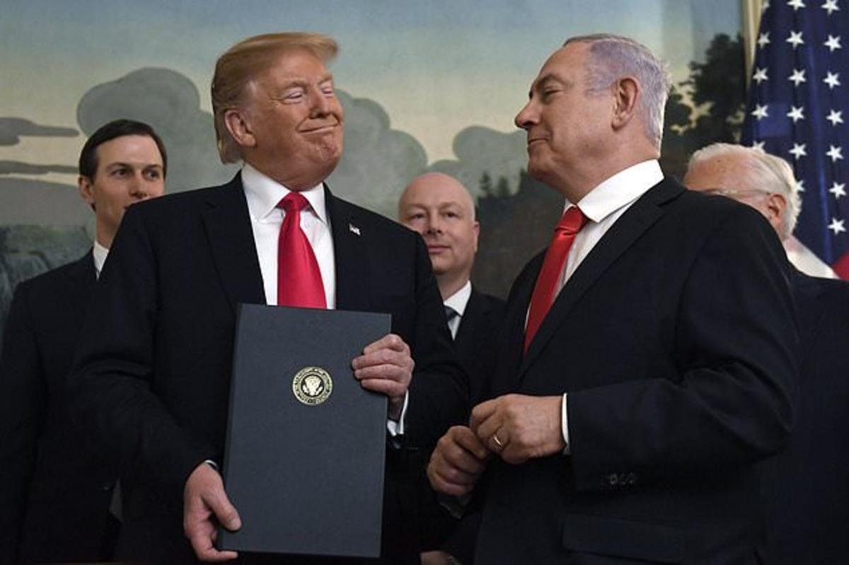 Tập tin - Trong bức ảnh ngày 25 tháng 3 năm 2019 này, Tổng thống Donald Trump mỉm cười với Thủ tướng Israel Benjamin Netanyahu, bên phải, sau khi ký một tuyên bố tại Nhà Trắng ở Washington. (Ảnh AP/Susan Walsh, Tập tin)